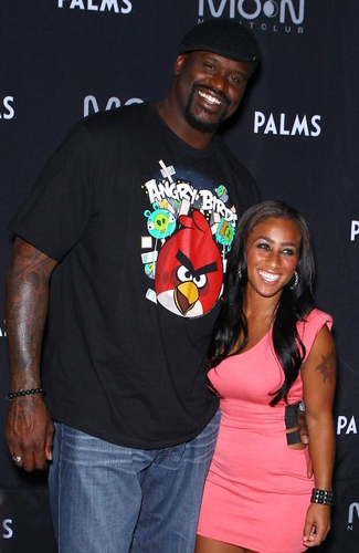 乔治娜晒在卡塔尔海边照片，蓝色紧身连衣裙尽显曼妙身姿（乔治娜晒卡塔尔海边美照，蓝色修身连衣裙彰显优雅曲线）