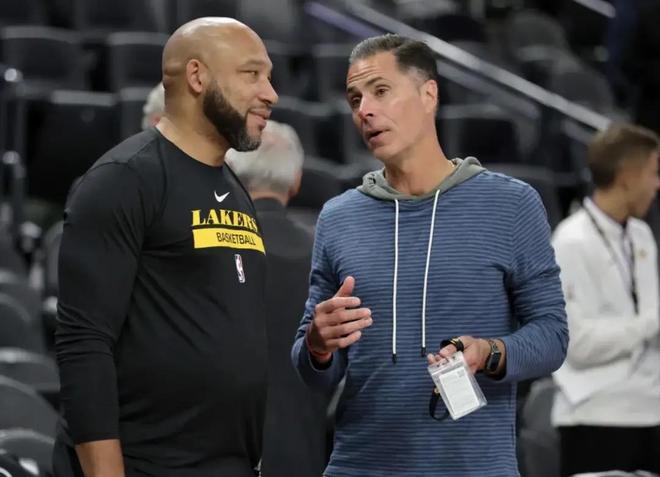 复盘米兰0-1被淘汰：射手隐身后场失准，没有魔笛红黑军团不会踢（米兰0-1出局复盘：锋线哑火、后防走样，缺少魔笛红黑军团无所适从）