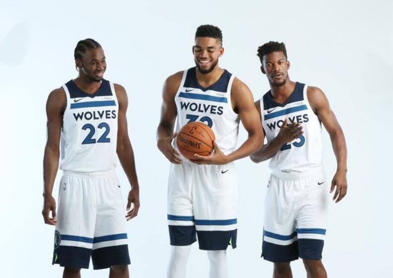 不给冠军面子？为王博颁戒指掉地上，楼明更衣室领奖，球迷：太教条了（冠军礼仪翻车？王博颁戒指意外落地，楼明转赴更衣室领奖，球迷吐槽太教条）