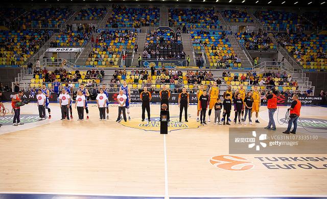 崔永熙：杨瀚森把女友带身边确实压力很大 希望他用实力打破质疑（崔永熙谈杨瀚森带女友在侧：压力不小，盼他用实力回应质疑）