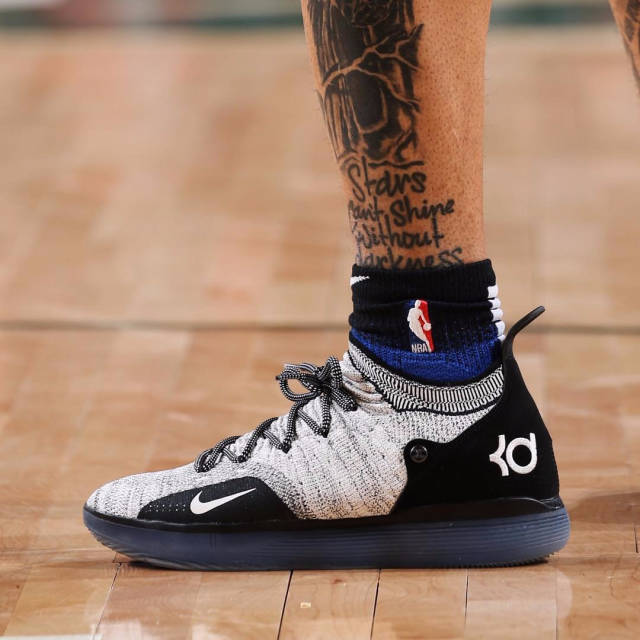 球星赛后向看台深深鞠躬（赛后球星面向看台致以深深一礼）