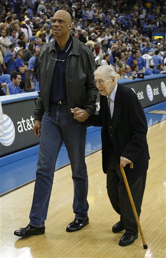 新民声援穆斯卡特：因几句赛后怨言就被全盘否定，这合理吗？（因几句赛后抱怨就否定穆斯卡特，公平吗？）