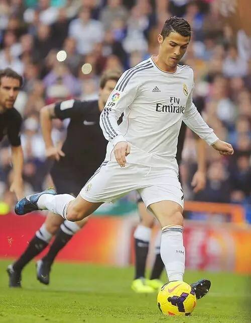 歌名应景，著名歌唱家波切利在世界杯抽签仪式演唱《今夜无人入眠》