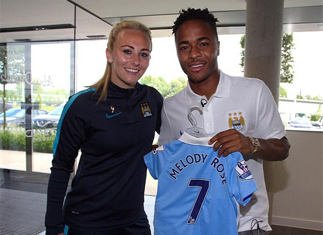 记者：迈阿密国际将免签26岁阿根廷边后卫穆拉，双方签约3年（记者：26岁阿根廷边后卫穆拉将自由转会迈阿密国际，签约三年）