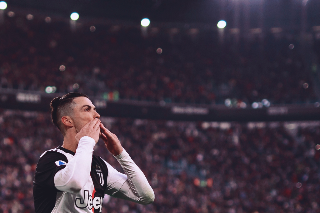 逆天，挪威甲门将点球大战一脚将摆好的球踢走以干扰对方（点球大战离谱一幕：挪甲门将故意将摆好的球踢走干扰对手）